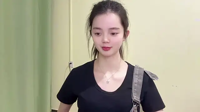 Snapshot of Nicole-13 chatting on February 2, 12:04 pm Nicole-13 online show from February 2, 12:04 pm