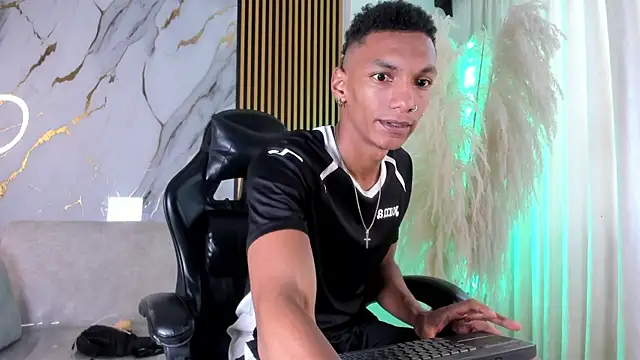 Snapshot of JulienSaint chatting on July 19, 1:37 pm JulienSaint online show from July 19, 1:37 pm