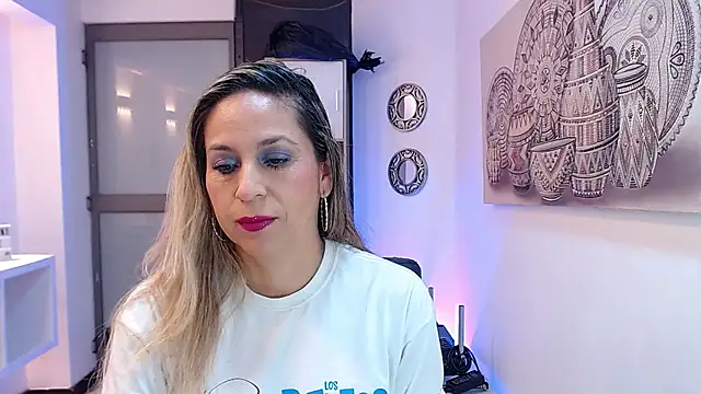 Snapshot of DianaPearls chatting on February 11, 10:53 am DianaPearls online show from February 11, 10:53 am