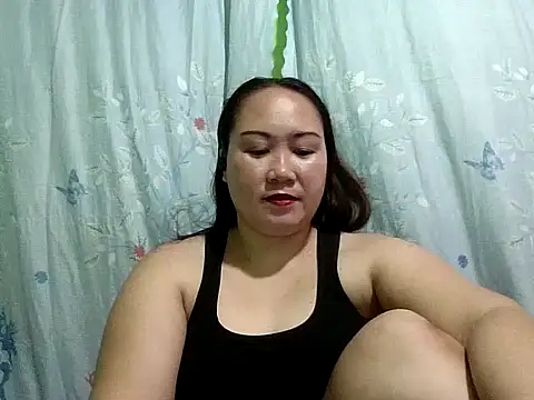 Snapshot of prettywetmom88 chatting on October 13, 10:04 am prettywetmom88 online show from October 13, 10:04 am