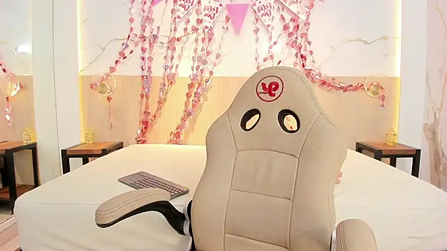 Snapshot of chloe_murray chatting on February 9, 11:47 am chloe murray online show from February 9, 11:47 am