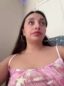 Snapshot of CharmingMaddie chatting on April 18, 5:17 pm CharmingMaddie online show from April 18, 5:17 pm