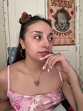Snapshot of CharmingMaddie chatting on April 18, 7:58 pm CharmingMaddie online show from April 18, 7:58 pm