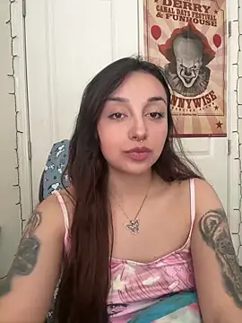 Snapshot of CharmingMaddie chatting on April 19, 3:33 pm CharmingMaddie online show from April 19, 3:33 pm