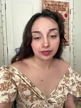 Snapshot of CharmingMaddie chatting on April 22, 5:14 pm CharmingMaddie online show from April 22, 5:14 pm