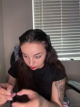 Snapshot of CharmingMaddie chatting on April 27, 4:49 pm CharmingMaddie online show from April 27, 4:49 pm