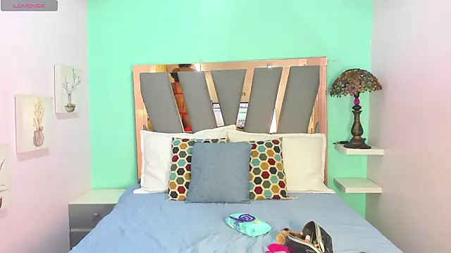 Snapshot of Violett_Salvatore chatting on February 7, 9:29 pm Violett Salvatore online show from February 7, 9:29 pm