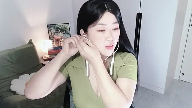 Snapshot of Emmaq996 chatting on October 19, 2:12 am Emmaq996 online show from October 19, 2:12 am