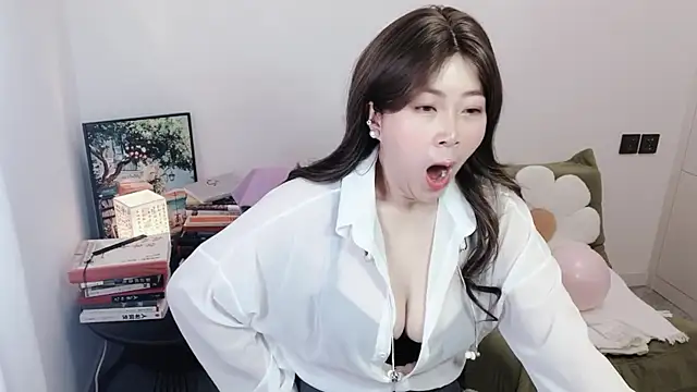 Snapshot of Emmaq996 chatting on October 27, 2:15 am Emmaq996 online show from October 27, 2:15 am