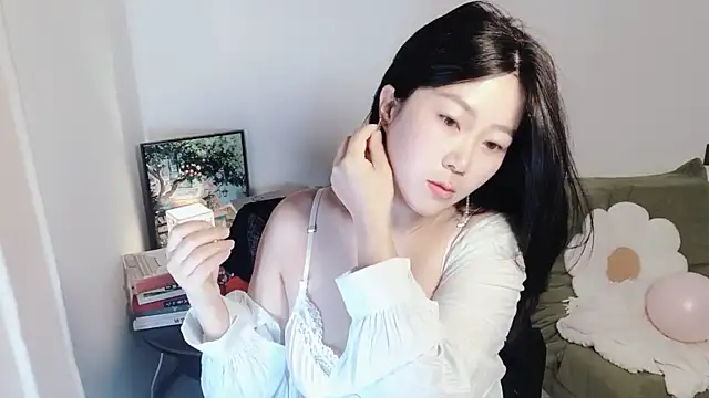 Snapshot of Emmaq996 chatting on November 9, 2:32 am Emmaq996 online show from November 9, 2:32 am