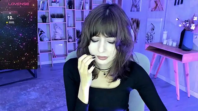 Snapshot of CrystallBloom chatting on October 17, 4:59 am CrystallBloom online show from October 17, 4:59 am