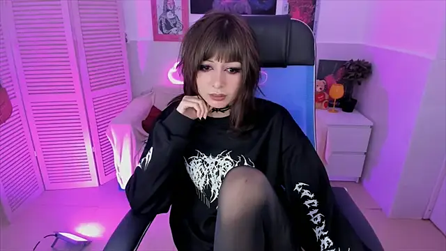 Snapshot of CrystallBloom chatting on November 5, 4:07 pm CrystallBloom online show from November 5, 4:07 pm