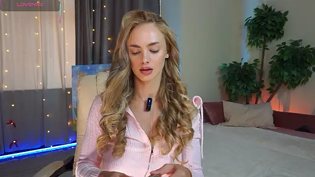 Snapshot of AliciaMellow chatting on March 16, 11:36 am AliciaMellow online show from March 16, 11:36 am