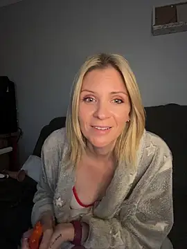 Snapshot of Lexi-Lux-X chatting on November 9, 1:37 am Lexi-Lux-X online show from November 9, 1:37 am