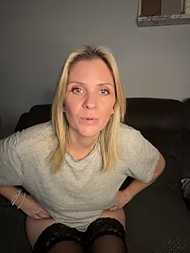 Snapshot of Lexi-Lux-X chatting on November 15, 2:24 pm Lexi-Lux-X online show from November 15, 2:24 pm