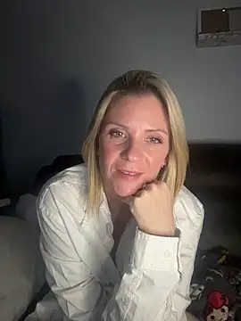 Snapshot of Lexi-Lux-X chatting on November 23, 3:17 am Lexi-Lux-X online show from November 23, 3:17 am