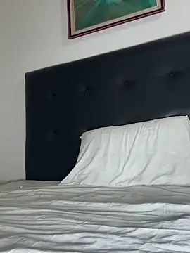 Snapshot of lynn9000 chatting on December 2, 12:27 am lynn9000 online show from December 2, 12:27 am