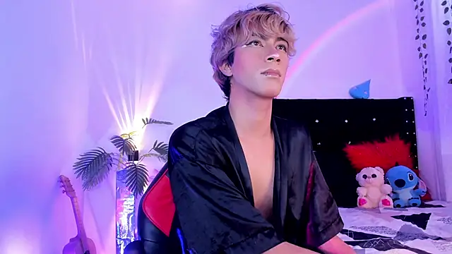 Snapshot of Cooperrosscute233 chatting on April 4, 7:33 pm Cooperrosscute233 online show from April 4, 7:33 pm