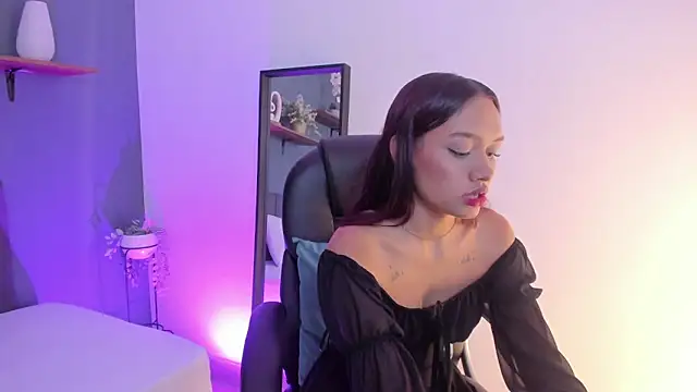Mia Gil  online show from October 3, 8:06 pm