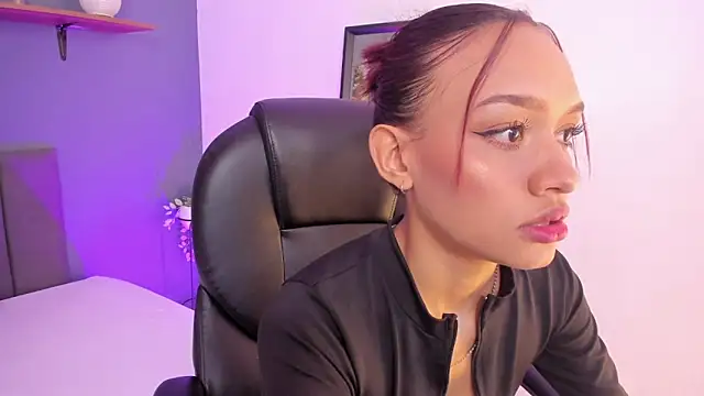 Mia Gil  online show from October 6, 8:06 pm