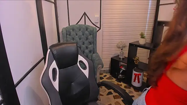 ElaBourn  online show from December 19, 1:51 pm