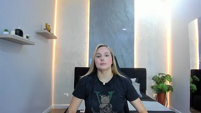 Emmaa white  online show from May 26, 5:31 pm