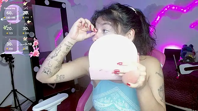 Snapshot of larah_uwu chatting on October 6, 7:33 pm larah uwu online show from October 6, 7:33 pm