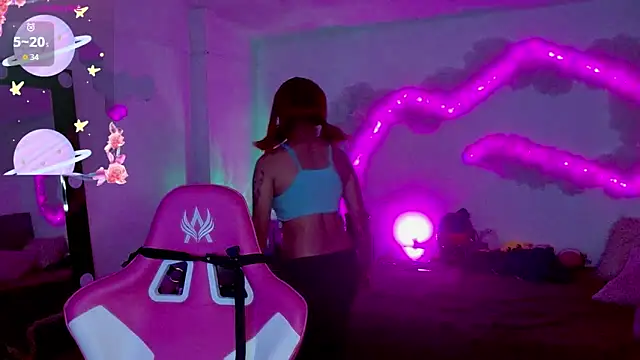 Snapshot of larah_uwu chatting on October 10, 7:46 pm larah uwu online show from October 10, 7:46 pm