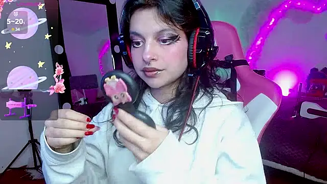 Snapshot of larah_uwu chatting on October 14, 7:47 pm larah uwu online show from October 14, 7:47 pm