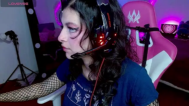 Snapshot of larah_uwu chatting on October 19, 7:25 pm larah uwu online show from October 19, 7:25 pm