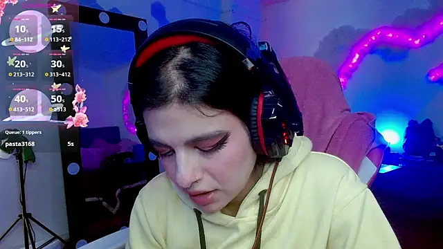 Snapshot of larah_uwu chatting on October 21, 6:41 pm larah uwu online show from October 21, 6:41 pm