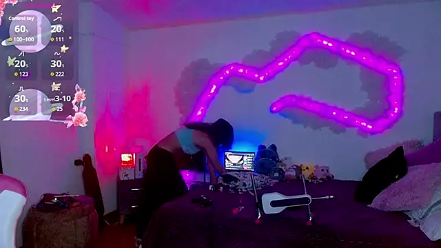 Snapshot of larah_uwu chatting on October 22, 6:40 pm larah uwu online show from October 22, 6:40 pm