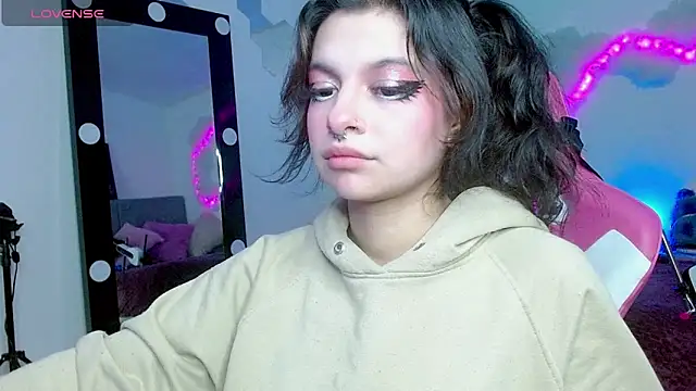 Snapshot of larah_uwu chatting on October 23, 8:18 pm larah uwu online show from October 23, 8:18 pm