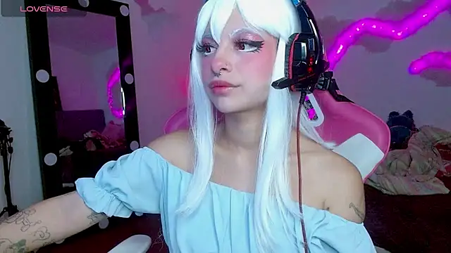 Snapshot of larah_uwu chatting on October 24, 6:59 pm larah uwu online show from October 24, 6:59 pm