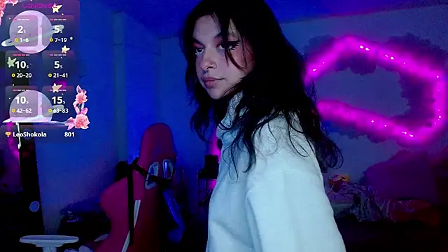 Snapshot of larah_uwu chatting on October 27, 7:40 pm larah uwu online show from October 27, 7:40 pm