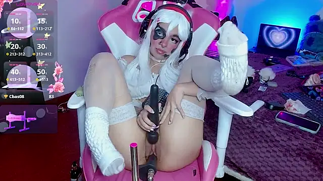 Snapshot of larah_uwu chatting on October 30, 8:27 am larah uwu online show from October 30, 8:27 am