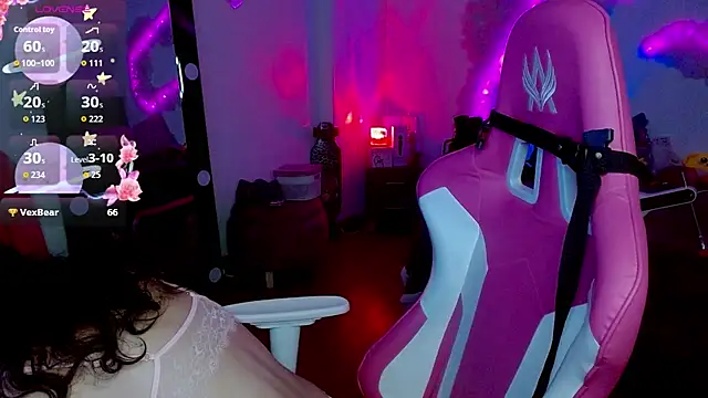 Snapshot of larah_uwu chatting on November 4, 6:51 pm larah uwu online show from November 4, 6:51 pm