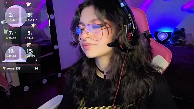 Snapshot of larah_uwu chatting on November 8, 8:18 pm larah uwu online show from November 8, 8:18 pm