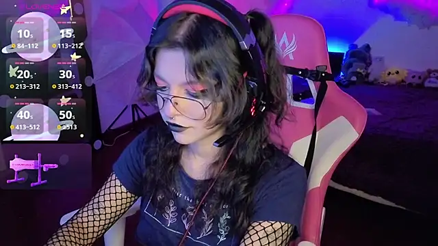 Snapshot of larah_uwu chatting on November 12, 7:24 pm larah uwu online show from November 12, 7:24 pm