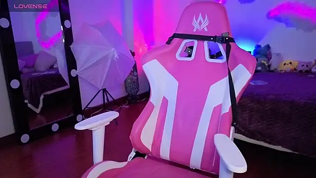 Snapshot of larah_uwu chatting on November 13, 7:13 pm larah uwu online show from November 13, 7:13 pm