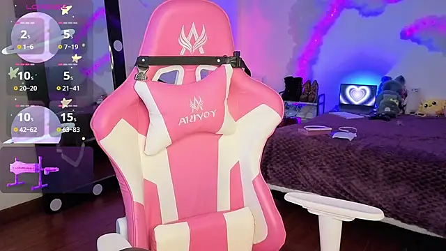 Snapshot of larah_uwu chatting on November 17, 7:41 pm larah uwu online show from November 17, 7:41 pm