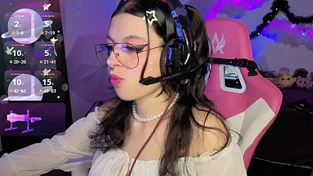 larah uwu online show from December 14, 7:07 pm