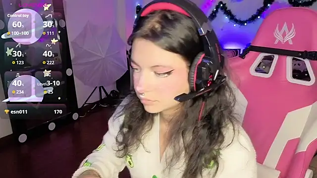 larah uwu online show from December 22, 7:11 pm