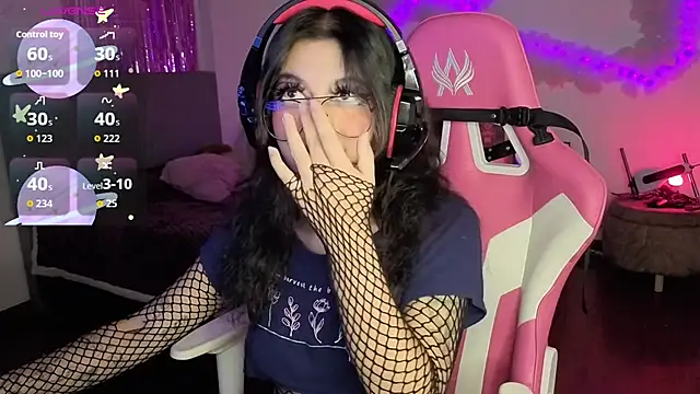 larah uwu online show from January 13, 8:03 pm