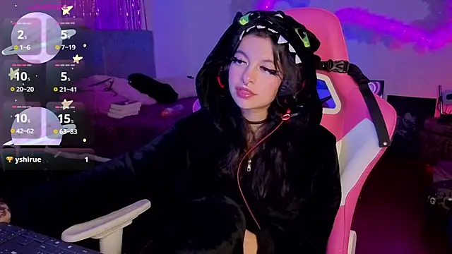 larah uwu online show from April 6, 9:38 pm