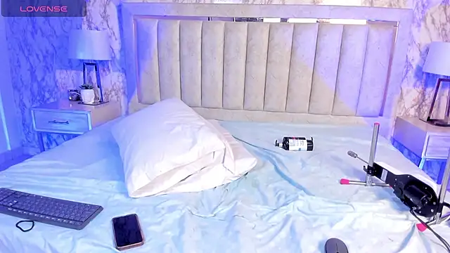 AlaiaMoretti online show from October 25, 5:37 am