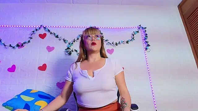 Snapshot of naomi_diamond_ chatting on October 23, 11:09 am naomi diamond online show from October 23, 11:09 am