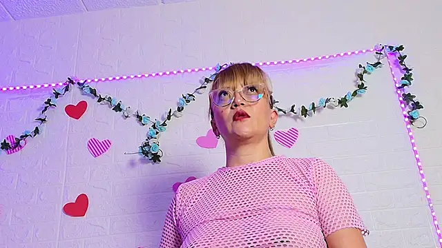 Snapshot of naomi_diamond_ chatting on November 4, 9:03 pm naomi diamond online show from November 4, 9:03 pm