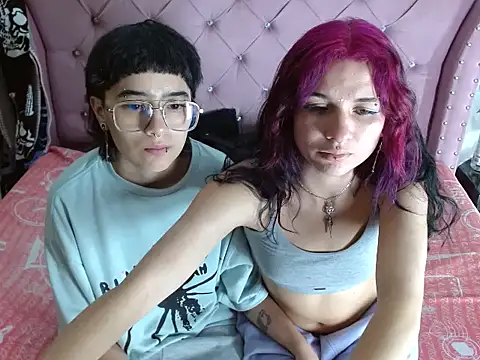 Snapshot of katalinathxandbritney1 chatting on January 13, 3:45 am katalinathxandbritney1 online show from January 13, 3:45 am