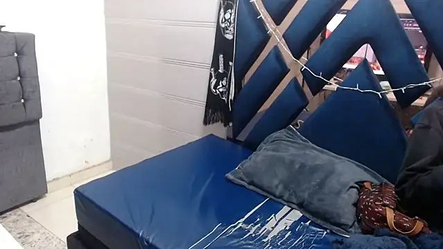 Snapshot of katalinathxandbritney1 chatting on January 15, 2:05 am katalinathxandbritney1 online show from January 15, 2:05 am